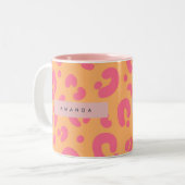 Personalized Orange Bold Pink Leopard Print Tweekleurige Koffiemok (Voorkant links)