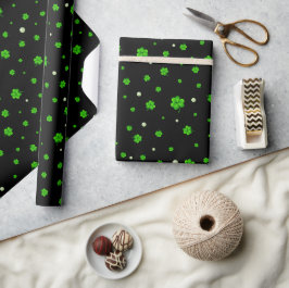 Personalized Pattern of green shamrocks with pearl Cadeaupapier