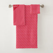 Personalized Pink Red Hearts Valentine Bath Towel (En situation)