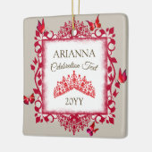 Personalized Ruby Red Tiara & Butterflies Keramisch Ornament (Links)