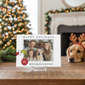 Personalized The Grinch Holding Ornament Photo Feestdagenkaart