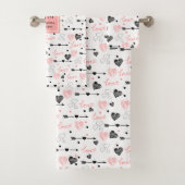 Personalized Valentine Bath Towel Pink Black Heart (En situation)