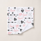 Personalized Valentine Bath Towel Pink Black Heart (Gant de toilette)