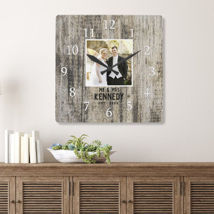 Personalized Wedding Photo Anniversary Rustic Wood Vierkante Klok