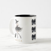 Personalized Witch & Black Cat Mug with Gothic Bow Tweekleurige Koffiemok (Voorkant links)