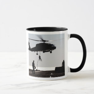Personeel snel-touw uit een SH-60F Mok