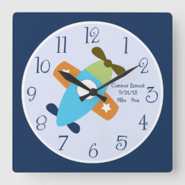 Personeel vliegtuig dat een vliegwandklok laat val vierkante klok