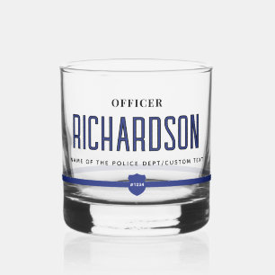 Personeelsleden van de politie met een blauwe lijn whisky glas