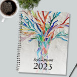 Personnalisé 2023<br><div class="desc">Ce planificateur unique est décoré d'un arbre en mosaïque aux couleurs vives sur un arrière - plan gris pâle. Facile à personnaliser. Pour modifier davantage, utilisez l'outil de conception pour modifier la police, la taille de police ou la couleur. Parce que nous créons notre oeuvre, vous ne trouverez pas cette...</div>