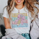 Personnalisé Avec Le Nom Maternelle Professeur Per<br><div class="desc">Bienvenue à la nouvelle année scolaire en style avec notre T-shirt personnalisé avec nom de jardin d'enfants Enseignant personnalisé Crewneck, un délicieux mélange de confort et de charme adapté aux éducateurs dévoués. Ce t-shirt personnalisé est conçu avec un arc rose ludique et des graphismes d'inspiration rétro, ajoutant une touche de...</div>