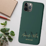 Personnalisé Avec Le Nom Vert Or Moderne Monogramm<br><div class="desc">Présentez le boîtier de téléphone Monogramme moderne Emerald Green Personnalisé - un accessoire sophistiqué et élégant qui allie personnalisation et protection pour votre appareil. Ce boîtier de téléphone monogramme est doté d'un élégant script manuscrit cursif avec votre nom personnalisé dans un luxueux jeu de couleurs vert émeraude et or. Conçu...</div>
