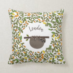 Personnalisé Baby Sloth Automne Coussin de verdure<br><div class="desc">Un coussin avec une décoration à thème boisé avec l'illustration d'un bébé paresseux accroché à une branche d'arbre entourée de verdure. Personnalisez le nom.</div>