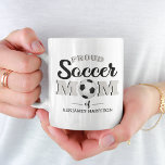 Personnalisé Fier Soccer Maman Coffee Mug<br><div class="desc">Voici le cadeau parfait pour n'importe quelle maman du sport : notre tasse de maman du football personnalisée! Cette tasse personnalisée est dotée d'un design de football unique et peut être customisée avec un message spécial de votre choix. Non seulement cette tasse est élégante et amusante, mais elle est aussi...</div>