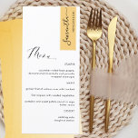 Personnalisé Jaune avec nom d'hôte Elegant Menu<br><div class="desc">Pourquoi passer à l'endroit cartes et cartes de menu quand vous pouvez avoir un élégant menu tout-en-un élégant personnalisé avec chaque nom d'invité! Contemporain, simple et élégant design avec belle calligraphie manuscrite moderne. Bande en haut à droite dans un ton jaune attrayant avec nom d'invité en noir. Retour dans le...</div>