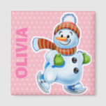 Personnalisé Magnet Christmas Snowman personnages.<br><div class="desc">Personnalisé Magnet Christmas Snowman personnages. Personnalisé Magnet Christmas Snowman personnages. Il est si facile de changer de nom ! Une variété de personnages de snowman traîneau, ski et patinage. Faites attention à l'assortiment avec les personnages musiciens de la neige qui tambourinent et qui jouent aussi. Disponible sur d'autres cadeaux et...</div>