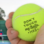 Personnalisé Ne touchez pas à mes balles de tennis<br><div class="desc">"Ne touchez pas mes couilles" citation sur les balles de tennis avec votre monogramme. Humour brut ...  ou prendre au sérieux les règles de tennis de distance sociale,  comme indiqué par le faire-part du responsable du comté de Nassau en Floride. Peut-être les deux en même temps.</div>