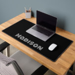 Personnalisé noir et blanc rétro<br><div class="desc">Ensemble de votre espace bureau et bureau avec ce Tapis de bureau personnalisé noir et blanc rétro. Il est design tendance avec des lettres blanches recouvertes de lignes rétro au centre inférieur. L'Arrière - plan est noir personnalisable. CLIQUEZ SUR PERSONNALISER L'OPTION MODÈLE ET ENTREZ LE NOM OU VOS MOTS PERSONNALISÉS....</div>