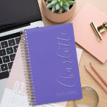 Personnalisé Simple Moderne Chic Purple Planner<br><div class="desc">Ce planificateur chic et moderne et chic et violet est parfait pour organiser votre programme. Customisez-le avec votre nom pour une touche personnelle !</div>
