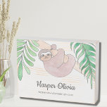 Personnaliser le nom du bébé Date Sloth Nursery De<br><div class="desc">Adorable Baby Sloth Boîtier en bois Panneau. Cette jolie décoration pour bébé présente un doux parfum de bébé suspendu à une branche,  encadré de feuilles de jungle vert aquarelle. Customisez ce signe avec le nom et la date de naissance du bébé.</div>
