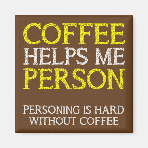 Personne au café faisant des singeries aimant de r