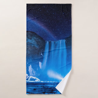 PERSONNE EN FACE DES CHUTES D'EAU PENDANT LA NUIT