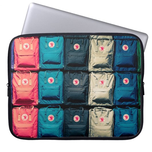 Personne montrant des sacs assortis (Devant)