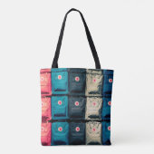 Personne montrant des sacs assortis (Dos)