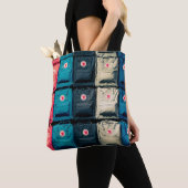 Personne montrant des sacs assortis (De près)