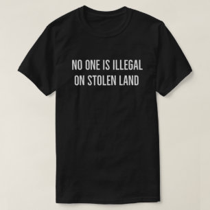Personne n'est illégal sur une terre volée T-shirt