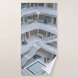 PERSONNES MARCHANT À L'INTÉRIEUR DE LA BIBLIOTH