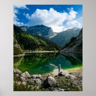 Persoon bij bergmeer poster