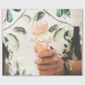 Persoon die consumptie-ijs bevat met drie aroma's cadeaupapier (Vlak)