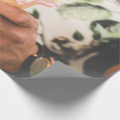 Persoon die consumptie-ijs bevat met drie aroma's cadeaupapier (Hoek)