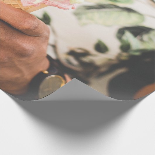 Persoon die consumptie-ijs bevat met drie aroma's cadeaupapier (Hoek)