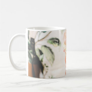 Persoon die consumptie-ijs bevat met drie aroma's  koffiemok