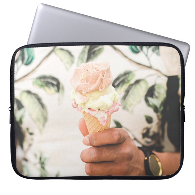 Persoon die consumptie-ijs bevat met drie aroma's  laptop sleeve (Voorkant)