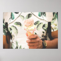 Persoon die consumptie-ijs bevat met drie aroma's 