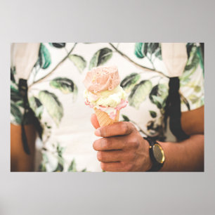Persoon die consumptie-ijs bevat met drie aroma's  poster