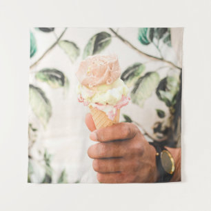 Persoon die consumptie-ijs bevat met drie aroma's wandkleed