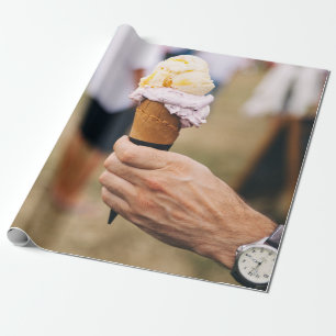 Persoon die consumptie-ijs op kegel heeft cadeaupapier