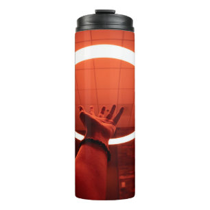 PERSOON DIE DE RONDE VAN DE AANGEDROOGDE FLUORESCE THERMOSBEKER