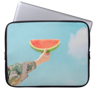 Persoon die gesneden watermeloenen houdt laptop sleeve