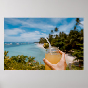 Persoon die houder is van een smaakpot met gevuld  poster