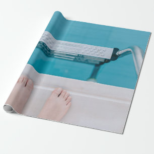 Persoon die op de zwembadladder staat cadeaupapier