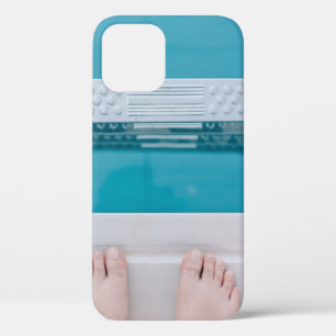 Persoon die op de zwembadladder staat iPhone 12 hoesje