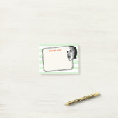 Persoon die op parelgroene strepen schoudert, elke post-it® notes (Op bureau)