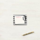 Persoon die op zwarte strepen schuurt op elke kleu post-it® notes (Op bureau)