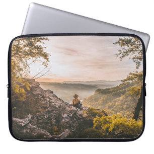 PERSOON DIE STAAT OP CLIFF NEAR TREE OP MOUNTAE LAPTOP SLEEVE