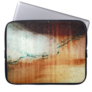 Persoon in zwarte teenslippers op bruin zand laptop sleeve