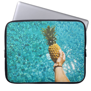 Persoon met gele ananas laptop sleeve